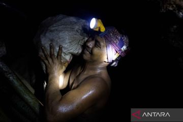 Menambang emas secara tradisional di Pulau Obi