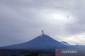 Gunung Semeru erupsi dengan ketinggian letusan 1,3 km di atas puncak