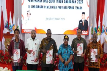 Penjabat Gubernur Papua Tengah menyerahkan DPA 2024 sebesar Rp4,8 T