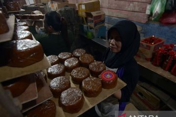 Produksi dodol keranjang jelang Imlek