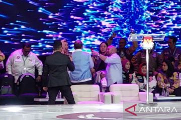 Momen putra Prabowo akrab dengan Puan Maharani saat jeda iklan debat