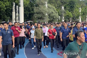 Presiden berolahraga pagi di Gasibu Bandung sambil menyapa masyarakat