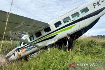 Pesawat Smart Air tergelincir saat mendarat di Bandara Aminggaru