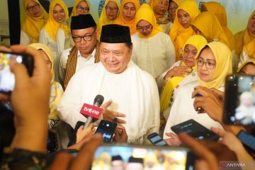 Soal kader dukung AMIN, Airlangga: Itu cuma dikarungi baju Golkar