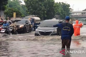 Hujan deras, Jalan DI Panjaitan banjir hingga lebih 50 cm