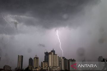 BMKG perkirakan Jakarta diguyur hujan disertai petirpada Minggu