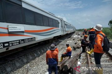 Jalur KA tergenang banjir di Grobogan sudah bisa dilintasi kereta