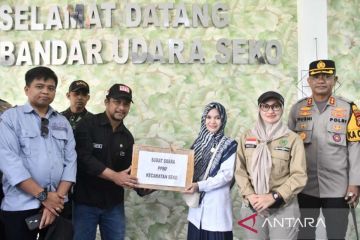 Bupati Lutra melepas penyaluran logistik pemilu ke kecamatan terpencil