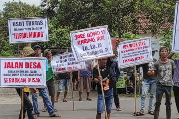 Warga Margourip Kabupaten Kediri protes maraknya truk pengangkut pasir