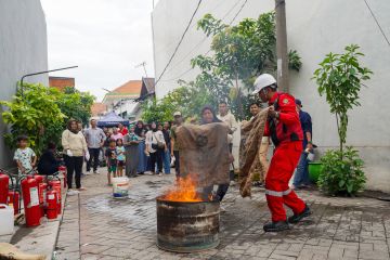 Pelindo Marine mengajak warga Kampung Seng berlatih APAR