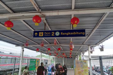 Kemeriahan stasiun kereta di Jakarta menyambut Tahun Baru Imlek