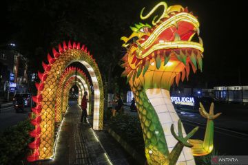 Semarak hiasan naga sambut Imlek di Yogyakarta