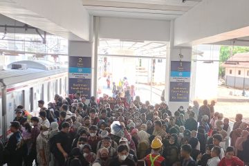 Stasiun Manggarai padat penumpang pada hari libur nasional