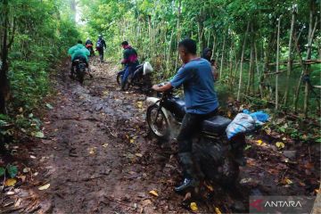 Jalan rusak menuju desa terpencil di Sumbawa