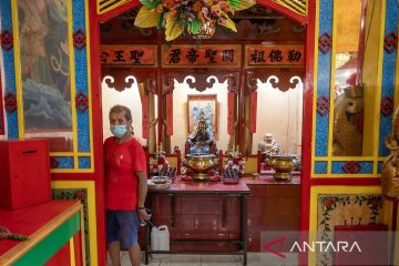 Persiapan sembahyang Imlek di Palu