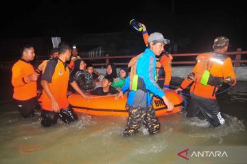 Relawan mengevakuasi korban banjir di Demak