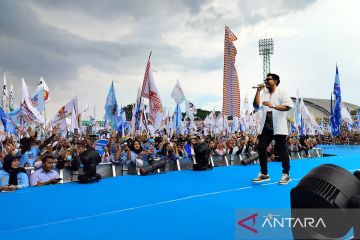 Denny Caknan goyang pendukung Prabowo-Gibran di Gelora Sidoarjo