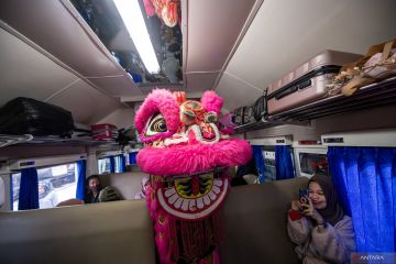 Pertunjukan barongsai di stasiun kereta api Kertapati Palembang