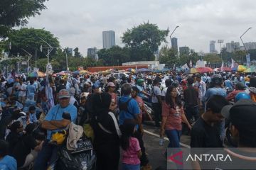 Massa pendukung Prabowo-Gibran tertahan di gerbang masuk GBK