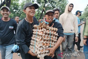 Massa pendukung Prabowo-Gibran berebut telur usai kampanye akbar