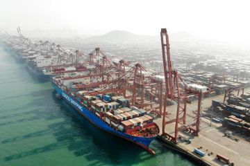 Pelabuhan Qingdao  sibuk tangani ekspor saat libur Festival Musim Semi