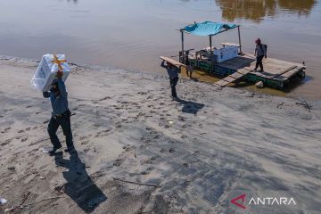 PPK mendistribusikan logistik Pemilu menggunakan perahu di Muara Sampara