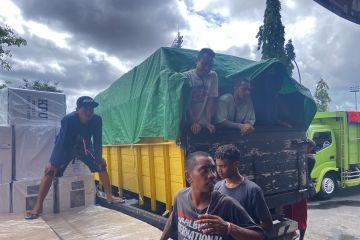 KPU Denpasar salurkan logistik pakai truk dengan terpal saat hujan
