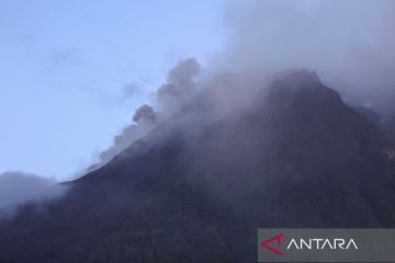 Guguran material vulkanik Gunung Merapi