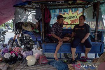 Warga jadikan truk dan kendaraan tempat pengungsian darurat di Demak