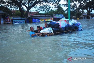 Jalan utama Semarang-Surabaya masih terputus akibat banjir