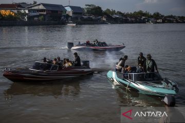 Perahu motor menjadi transportasi utama yang menghubungkan antardisrtrik di Kabupaten Asmat