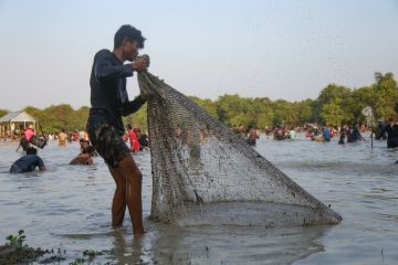 Warga desa rayakan festival menangkap ikan tradisional di Siem Reap