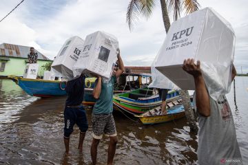 Distribusi logistik Pemilu ke daerah perairan sungai Musi