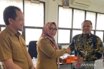 Pemkot Pangkalpinang serahkan bantuan multivitamin ke Bawaslu dan KPU