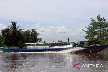 Petugas gunakan perahu salurkan logistik pemilu di Anak Sungai Barito
