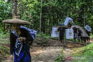 Petugas berjalan kaki bawa logistik Pemilu ke pedalaman Badui