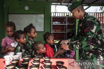 Satgas Pamtas RI-Papua Nugini bagikan bubur kacang hijau untuk anak-anak Asmat