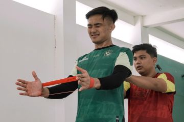 Penjaga Gawang Persebaya Ernando Ari jalani latihan terpisah