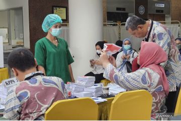 KPU opens polling station at RSCM for health workers, patients