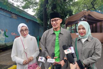 Sandiaga Uno kirim cokelat untuk petugas TPS Selong Kebayoran Baru