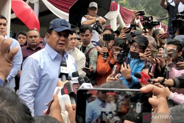 Prabowo ucapkan terima kasih ke KPPS selepas berikan suaranya di TPS