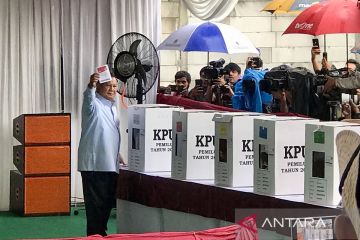 Prabowo ikut antre bersama warga saat berikan hak pilihnya di TPS 033