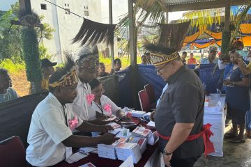 Gubernur menggunakan atribut budaya Papua saat mencoblos di TPS 32