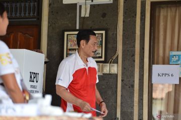 Luhut Panjaitan berikan suara di TPS 14 Desa Cemagi, Badung-Bali