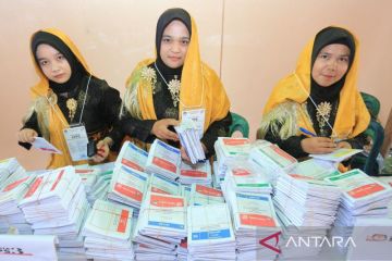 FOTO - Petugas KPPS gunakan pakaian adat di Aceh Barat