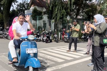 Wali Kota Batam datang ke TPS naik vespa