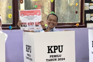 Menteri Bahlil gunakan hak suara di TPS Duren Tiga Jakarta Selatan