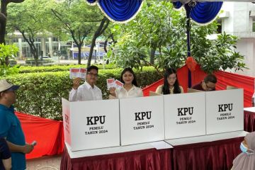 Kaesang dan istri "nyoblos" di TPS 063 Setiabudi Jakarta Selatan