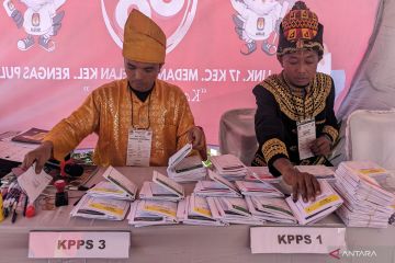 Petugas TPS 88 Medan berpakaian adat tema Pesta Demokrasi Nusantara