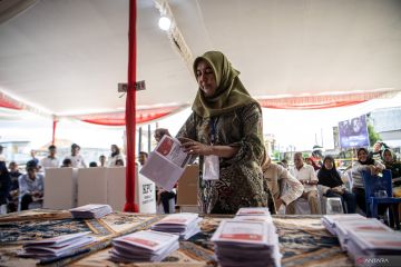 Perhitungan surat suara di TPS Palembang